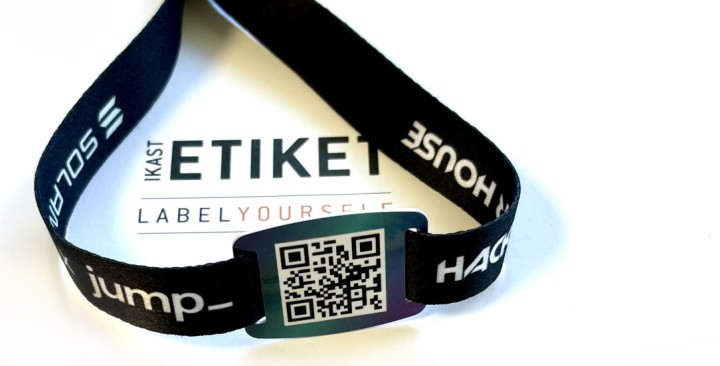 Armbånd med QR-kode eller stregkode