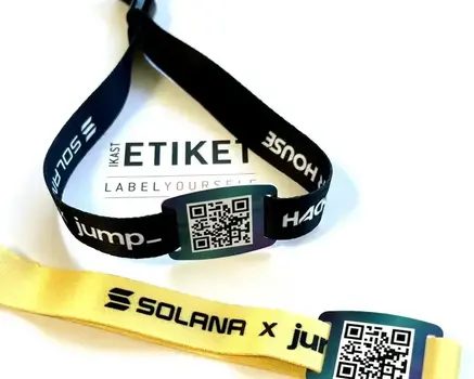 Armbånd med QR-kode eller stregkode