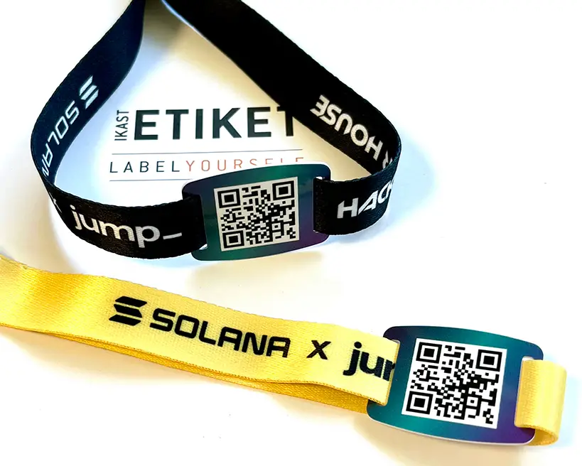 Armbånd med QR-kode eller stregkode