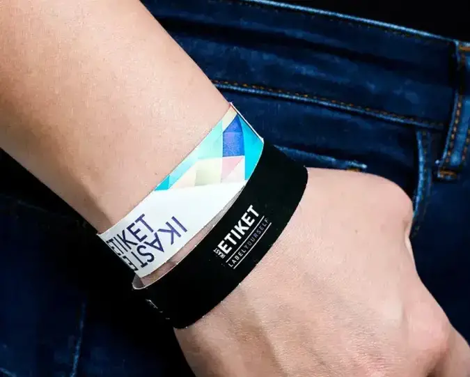 Papirarmbånd med farvet tryk