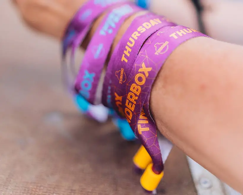Festivalarmbånd med farvet lås