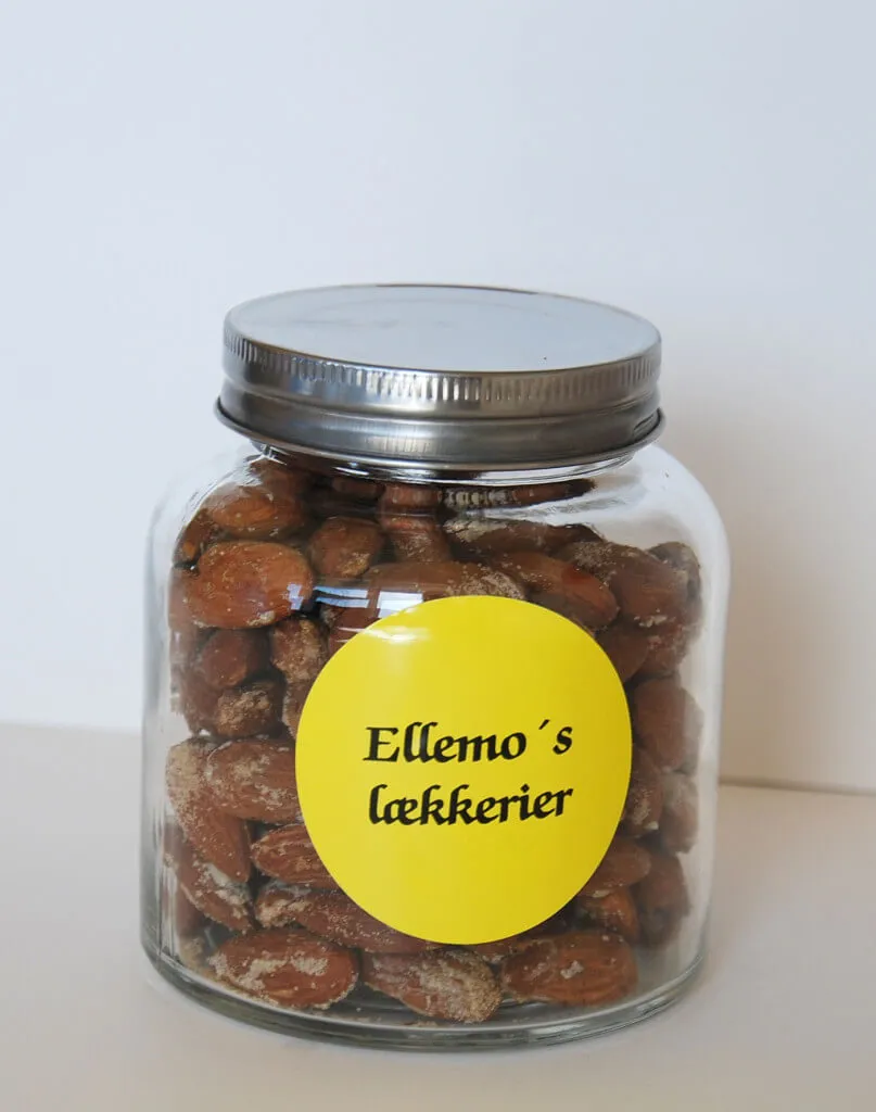 Saltede mandler i syltetøjsglas med klistermærke fra ikastetiket.dk