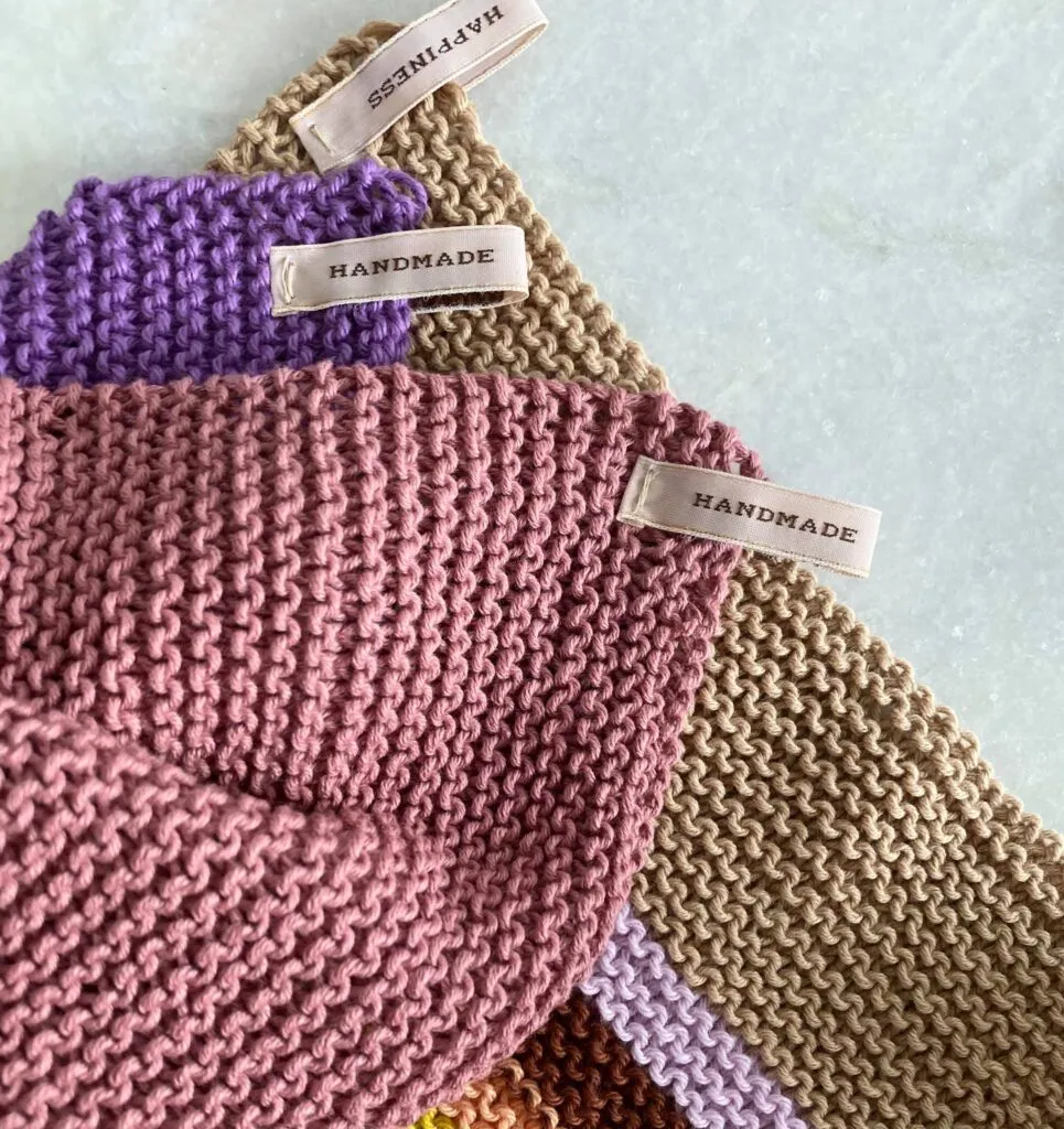 Personlige stropper til håndklæder og karklude med forskellige tekster. Her Handmade og Happiness.