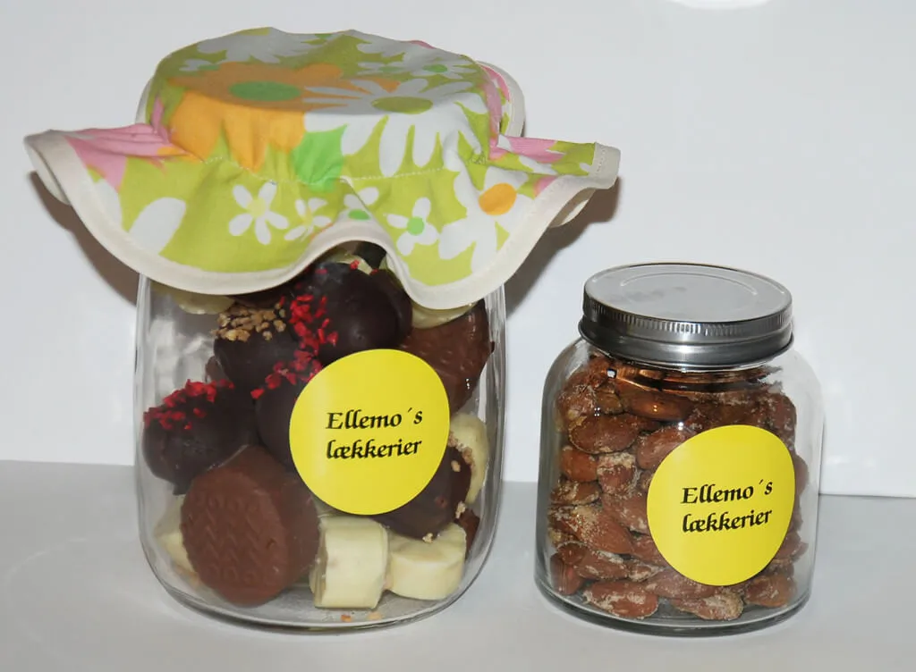 En færdig personlig værtindegave med chokolader og saltede mandler med lakridssmag