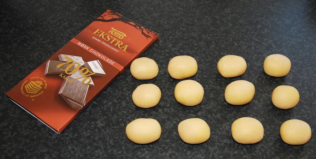 Marcipanæg klar til at blive overtrukket med chokolade