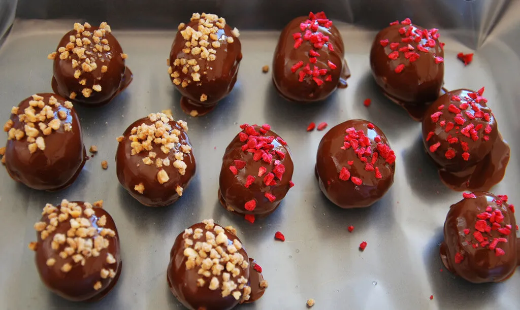 Pyntede marcipanæg med chokoladeovertræk