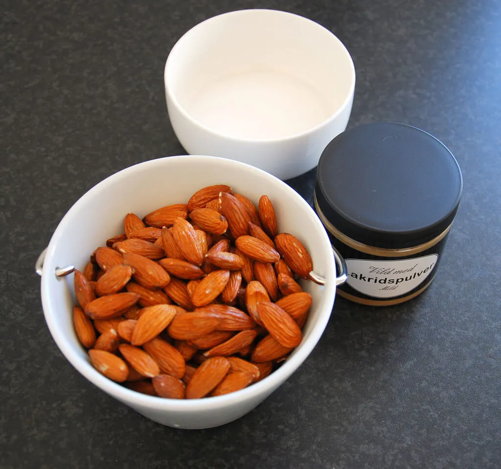 Ingredienser til saltede mandler med lakrids