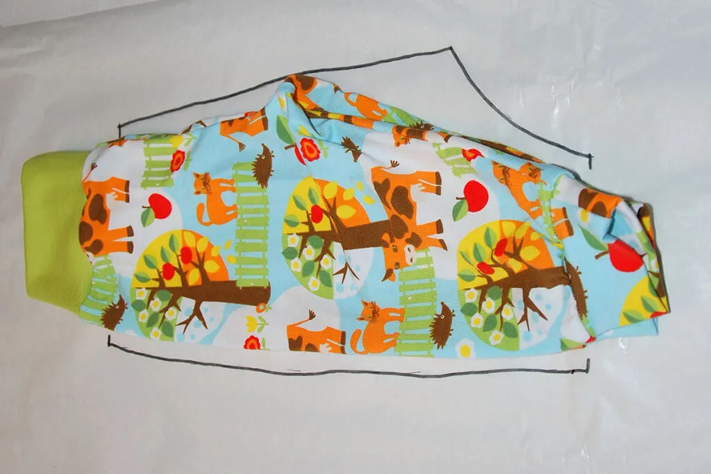 Baby bukserne på mønsterpapir