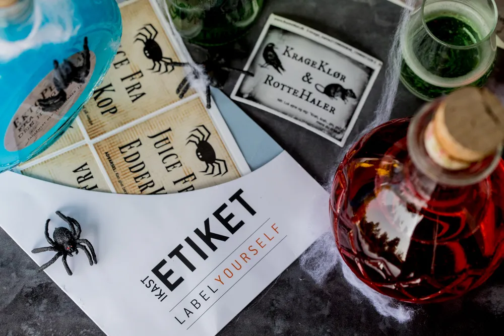 Det er nemt at bestille sine egne flaskelabels hos Ikast Etiket. Flotte flasker til halloween-festen.