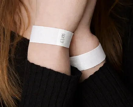 Hvide papirarmbånd