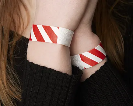 Rød- og hvidstribede papirarmbånd
