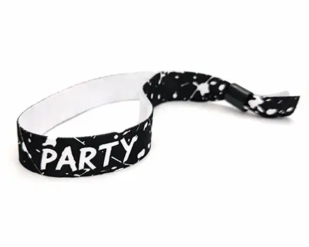 Festivalarmbånd med sort grafik