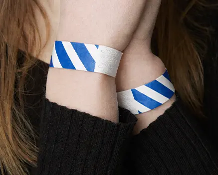 Blå- og hvidstribede papirarmbånd