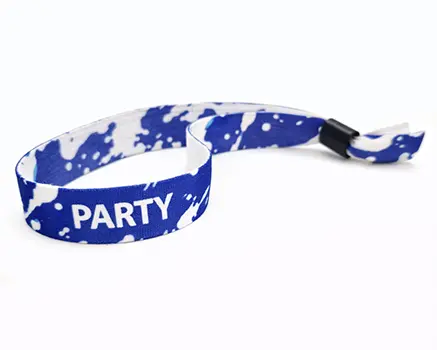 Festivalarmbånd med blå splat grafik
