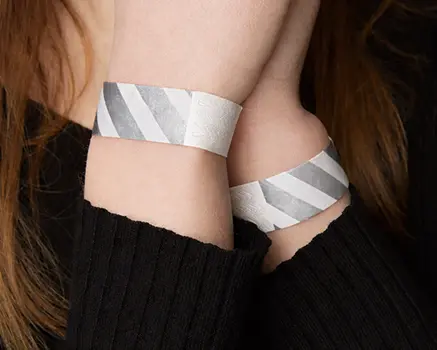 Sølv- og hvidstribede papirarmbånd