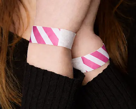 Pink- og hvidstribede papirarmbånd