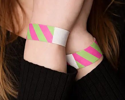Pink- og grønstribede papirarmbånd