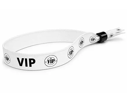 VIP festivalarmbånd med sort tekst